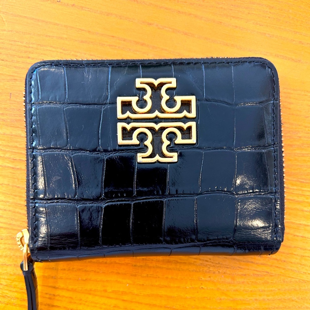 Small leather wallet in excellent condition. Used it probably like 3 times max.